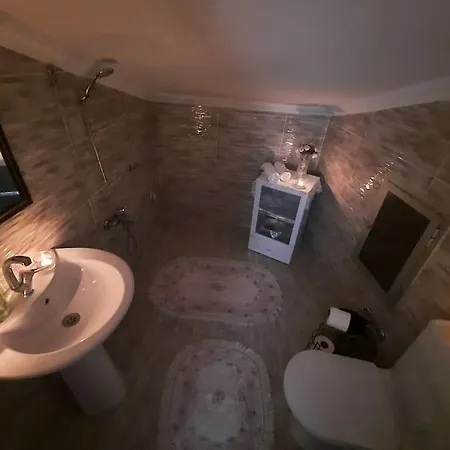Deniz Manzarasi, Marti Sesleri Esliginde Apartman