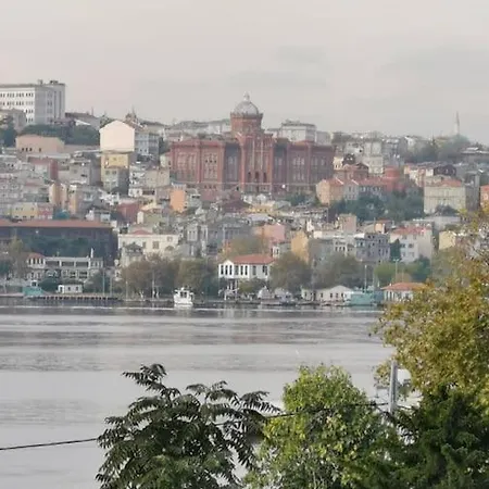 Deniz Manzarasi, Marti Sesleri Esliginde Apartment *