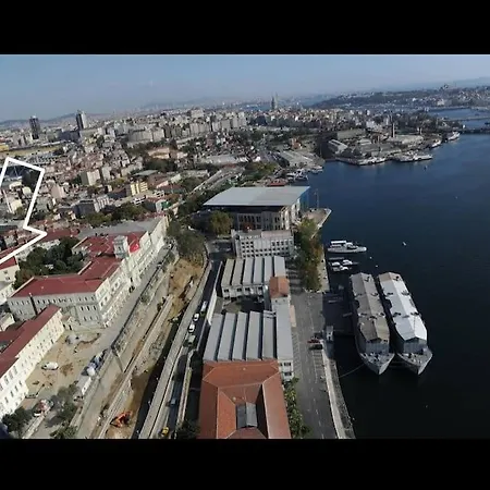 Deniz Manzarasi, Marti Sesleri Esliginde Apartman
